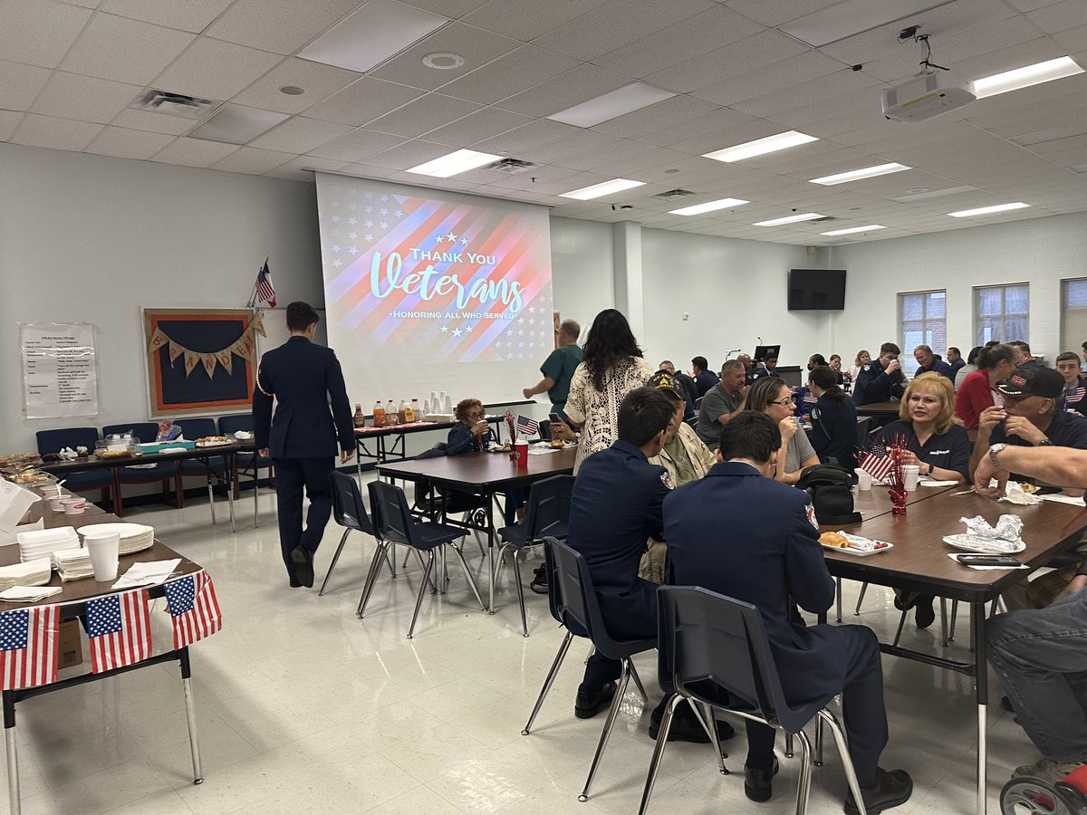 MrsHernandezBHS's tweet photo. So honored to host #Veterans at @NISDBrandeis this morning ❤️💙Thank you Veterans for your service!! 🇺🇸 @BrandeisAFJROTC @Bronco_Band @BrandeisSoc @geriberger08 https://t.co/HMzXKoNY6B