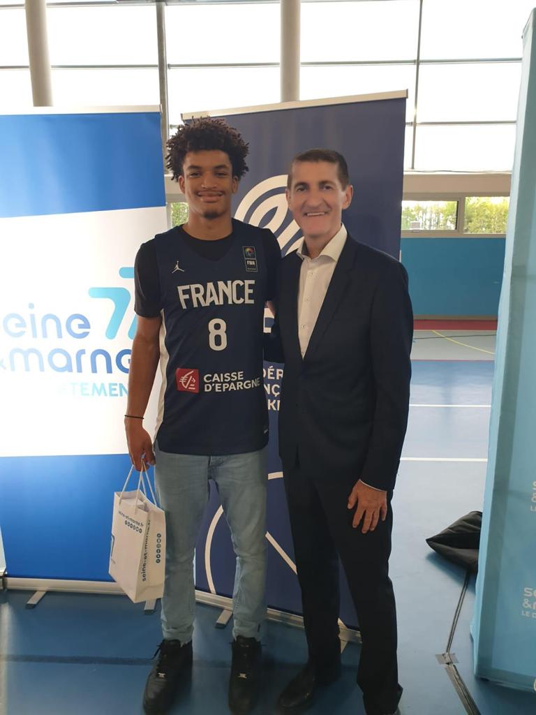 👍 Mathys KANGUDIA à l'honneur.🏀🏀🏀
Notre récent champion du monde de basket 3×3 U18 a inauguré ce mercredi 9 novembre six nouveaux terrains de basket dédiés à la pratique du 3×3, dans son département d’origine, la Seine et Marne.
nantes-basket.com/mathys-kangudi…