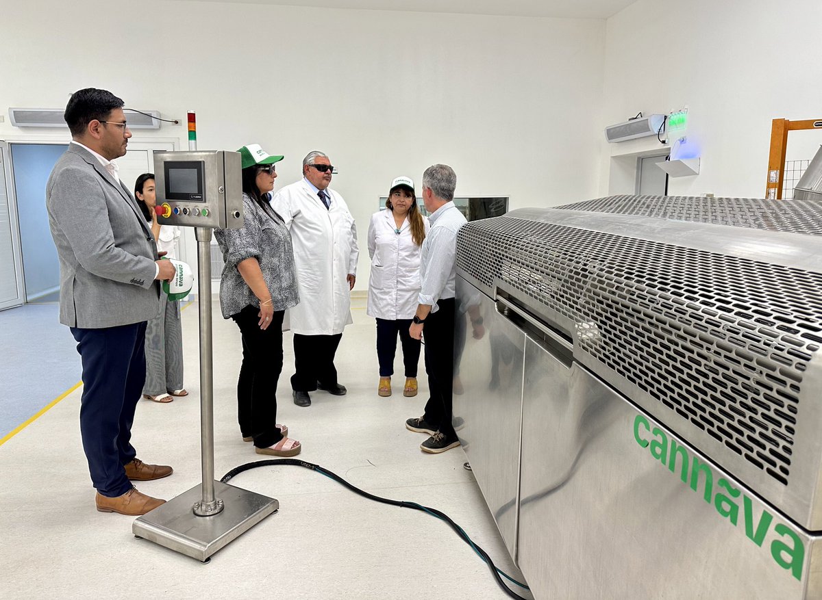 EstebanSalud's tweet photo. #Ahora recorremos #Cannava, la primera planta industrial que procesa #CannabisMedicinal en la #Argentina. Vimos todo el proceso productivo que permite garantizar el acceso a productos #seguros y de #calidad, aprobados por @ANMATsalud. https://t.co/Quszb44gkE