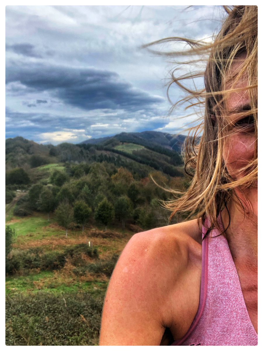 loramen's tweet photo. MENDIKO NESKA ⛰
Karakatera igotzen naizen aldiro, mundua ez zait horren leku txarra iruditzen 😉
Asteburu on!
#trail #trailrunning #trailrun #trailrunner #karakate #elgoibar #mountainphotography #mountainphoto #mountainobsession https://t.co/bGbbkXSjF1