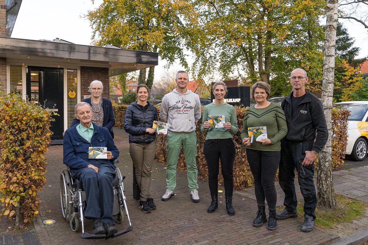 𝗪𝗜𝗡𝗡𝗔𝗔𝗥𝗦 𝗥𝗢𝗡𝗗𝗩𝗟𝗨𝗖𝗛𝗧 𝟱 &amp; 𝟮𝟬 𝗝𝗔𝗔𝗥 𝗝𝗨𝗕𝗜𝗟𝗘𝗨𝗠 🛩 | Zojuist namen de winnaars van de rondvlucht een cheque in ontvangst . De 5 rondvluchten van 20 minuten zullen d.v. in het voorjaar van 2023 plaatsvinden. Van harte gefeliciteerd met deze prijs!