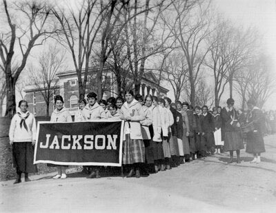 TuftsTARC's tweet photo. Students observed the first Armistice Day on 11/11/1918 with joy and celebration led by the women of Jackson College. (Image: https://t.co/6dE4Dknwpp; Tufts Weekly https://t.co/Q9qpj7HEtn) #ArmisticeDay #VeteransDay2022 #NeverForget https://t.co/MCeAyMcgyu