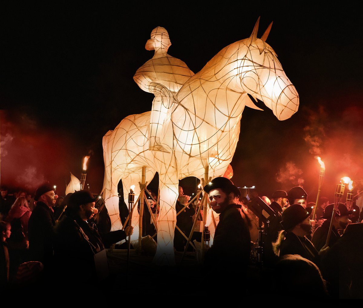 Nog even, de avond valt; en de bijzondere lichtstoet 'Parade zonder Muren' begint om 18.00 uur. Kom ook! Start Spoorwegmuseum. Kom met de fiets! Er worden duizenden mensen verwacht. sintmaartenparade.nl/parade-3/route/