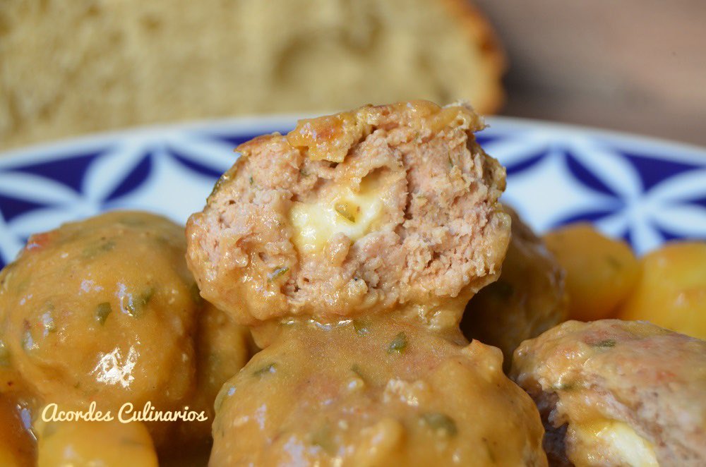 Albóndigas al garam masala con corazón de queso. 

acordesculinarios.blogspot.com/2022/11/albond….