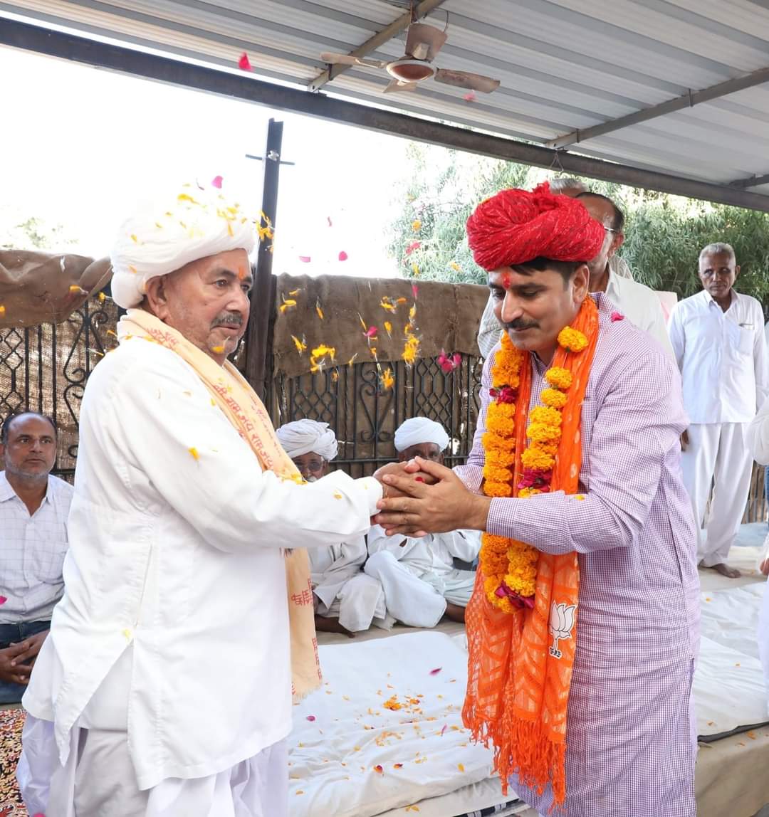 ChaudhryShankar's tweet photo. At Mota Mesra in Tharad, fortunate to have received the blessings of Shri Rajeshwar Bhagwan and Shri Gajaram Bapji.

The clarity and resolution of the irrigation issues post the recent visit of PM Shri @NarendraModi Ji has been a cause of huge satisfaction in the district. https://t.co/gpNIGavSHN