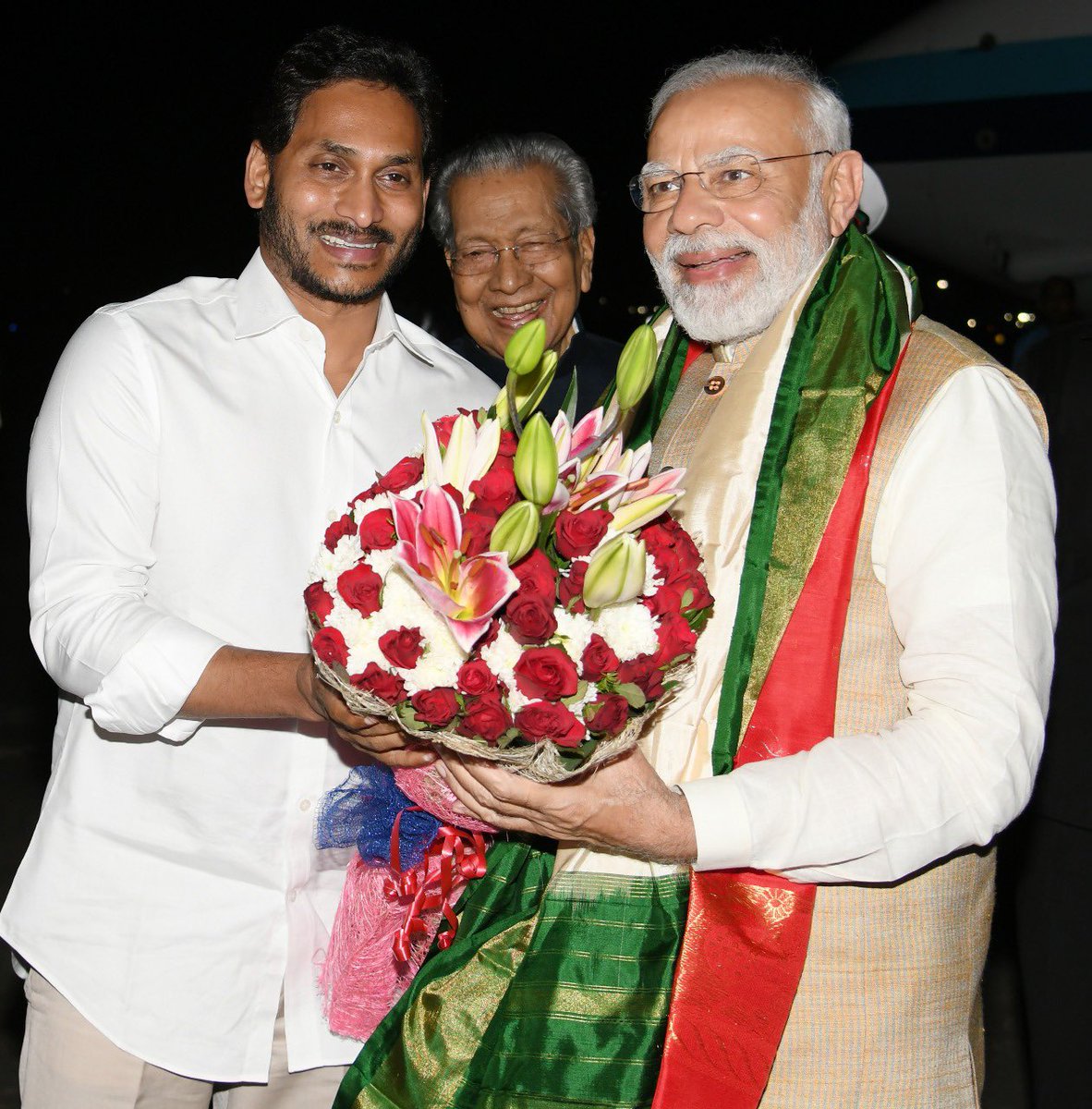 AndhraPradeshCM's tweet photo. విశాఖ విమానాశ్రయంలో ప్రధాని శ్రీ నరేంద్ర మోదీకి గవర్నర్‌ శ్రీ బిశ్వభూషణ్‌ హరిచందన్‌, ముఖ్యమంత్రి శ్రీ వైయస్‌.జగన్‌ స్వాగతం. https://t.co/jlay4OdW03