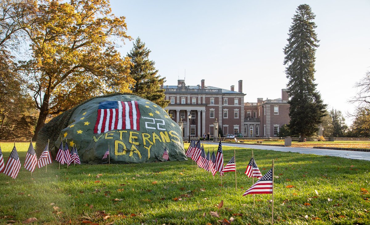 FDUWhatsNew's tweet photo. #HappyVeteransDay! Today, we honor all who served 🇺🇸

📸 Brian Lewis

#myfdu #fduwhatsnew #FDUSVA #fairleighdickinsonuniversity #veteransday #veteran https://t.co/RBtPOkXIXO
