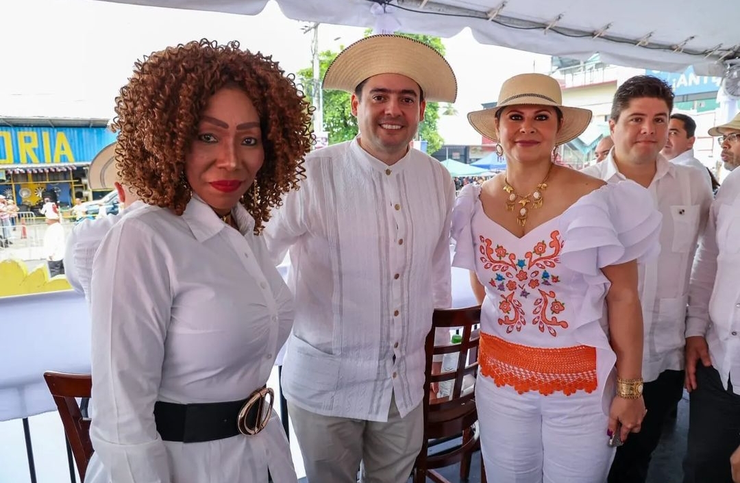 ArchivoNacPma's tweet photo. ‘Haciendo patria’ junto al vicepresidente @gabycarrizoj y autoridades de gobierno, en los actos protocolares y tradicional desfile que se realiza en el corregimiento de Juan Díaz en conmemoración del Primer Grito de Independencia. #PanamáEsUnGranPaís  🇵🇦 https://t.co/qVWDxOVnGP