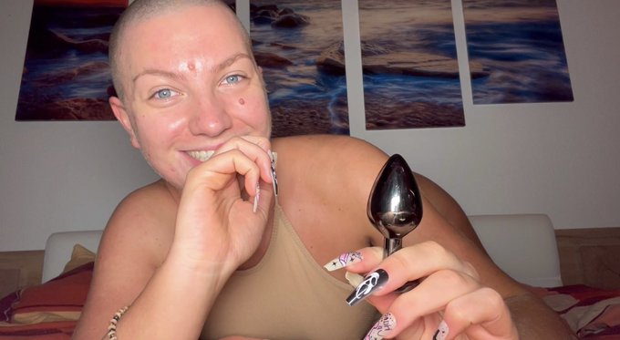 Rate mal, was es morgen auf https://t.co/gEUr1NZqeK zu sehen gibt?🤫🍑 https://t.co/P3mC9aAiJ6
