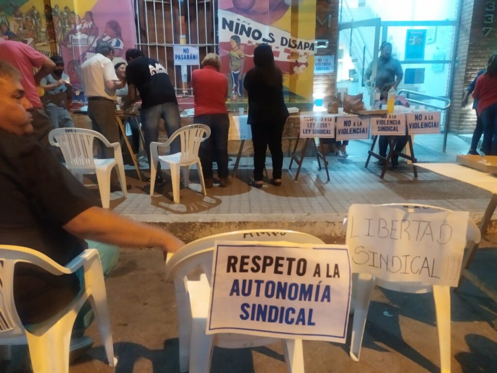PrensaFATPREN's tweet image. FATPREN se solidariza con @amplarioja y rechaza el accionar del Poder Judicial y la policía provincial que, en la noche del 10 de noviembre, intentaron detener a 4 integrantes de la Junta Electoral. Basta de este tipo de conductas violentas y contrarias a la libertad sindical.