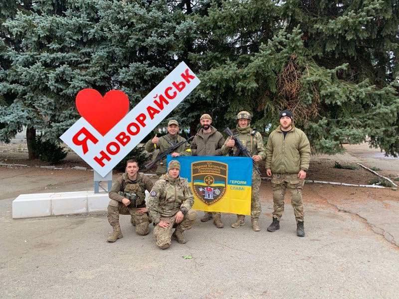 EuromaidanPress's tweet photo. Ukrainian soldiers in liberated Kherson's Novoraisk (#1) and Beryslav (#2).
📷https://t.co/uYnS7S3jeW https://t.co/lCo1widwo6