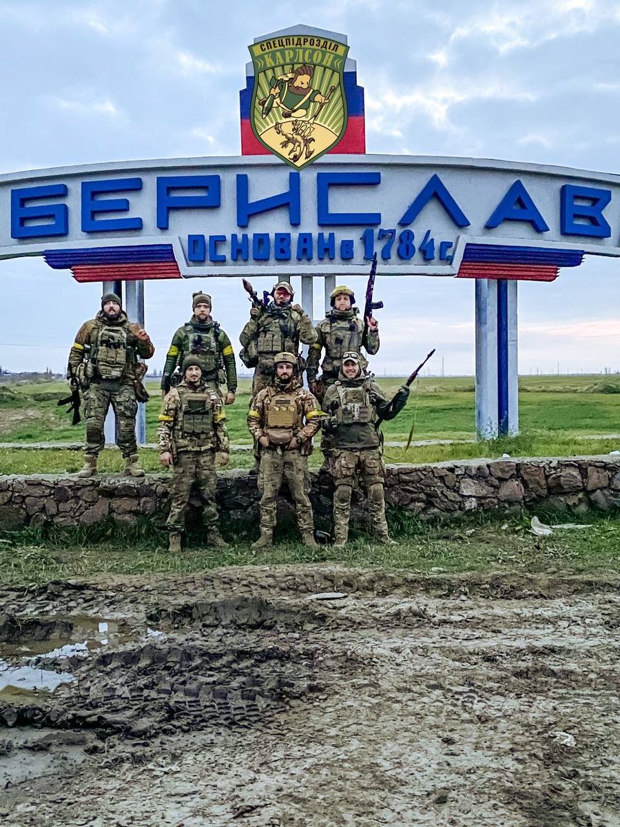 EuromaidanPress's tweet photo. Ukrainian soldiers in liberated Kherson's Novoraisk (#1) and Beryslav (#2).
📷https://t.co/uYnS7S3jeW https://t.co/lCo1widwo6