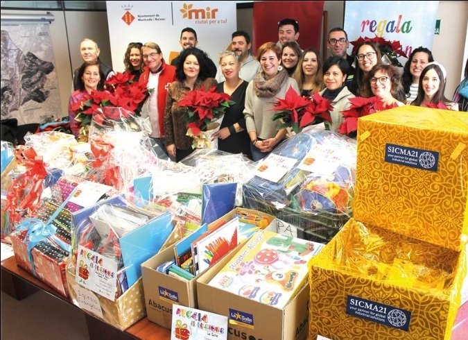 Laura_CamposF's tweet photo. Després d 12 anys col·laborant amb "Regala Il·lusions"(joguines x  famílies vulnerables) la @FundaciolaCaixa diu q ja no col·labora amb  administracions públiques i q se'ns ha informat 😮 a 2 dies d presentar la campanya dieu q no col·laboreu? Infants de #Montcada sense joguines https://t.co/UoBBqU2dbz