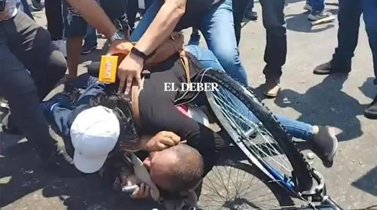 LosTiemposBol's tweet photo. Afines al MAS agreden a periodistas en marcha contra el paro en Santa Cruz  https://t.co/kvUMp4CyBP https://t.co/53sQByXV41
