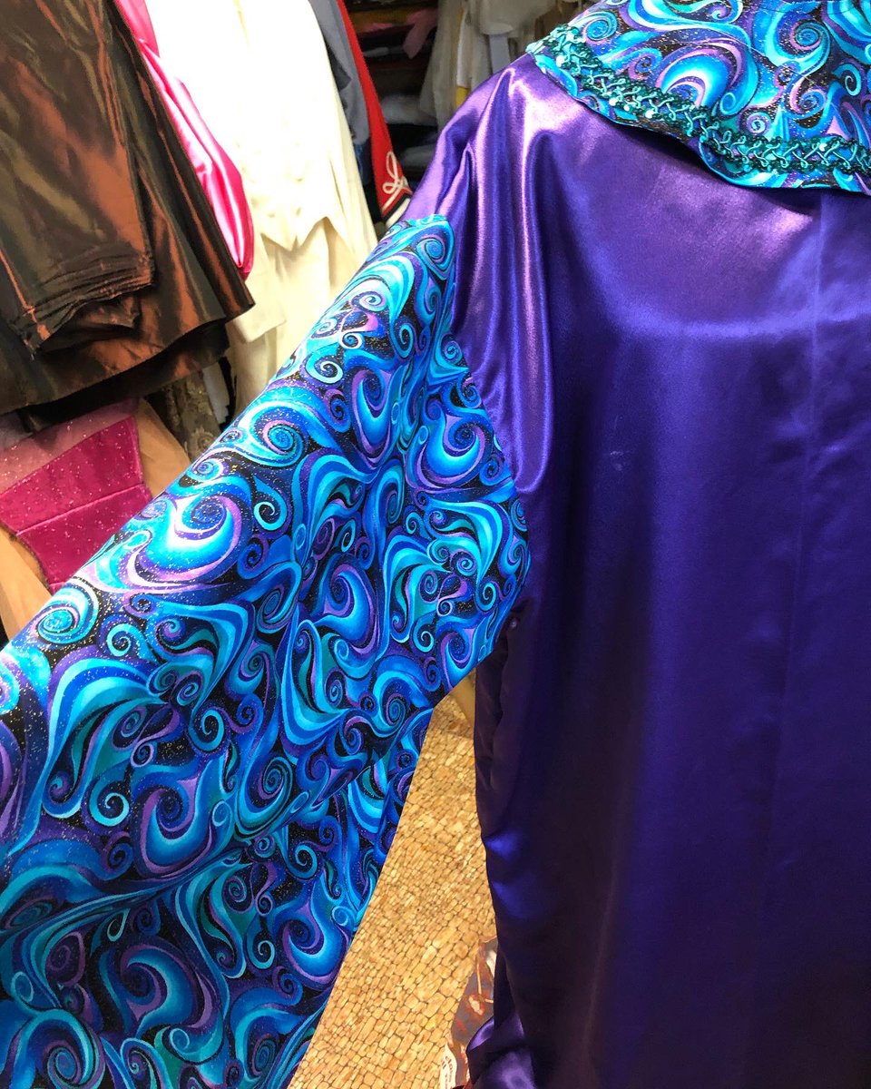 teapotmom's tweet photo. Making a “Merlin” costume for a Xmas show at the Raue Center in Crystal Lake, Illinois. #merlin #costume #sewingcostumes #historicalcostume #childrenstheater https://t.co/2rYYxKM6Hr