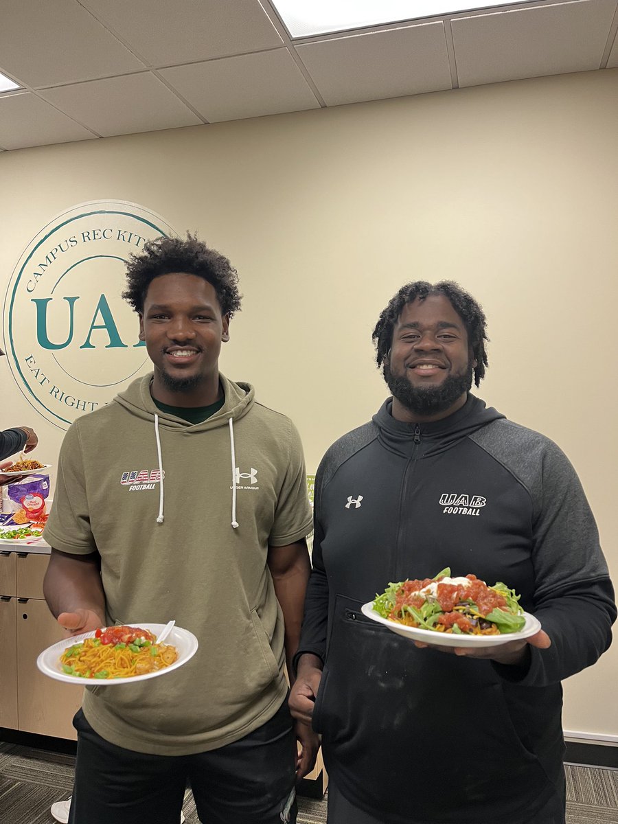 blazerfuel's tweet photo. Hey Twitter, we’re baaaaack… and we’ve been cooking!! 🥑🥙🍴We had such a fun time last week at our first ever student-athlete cooking class! S/o to @UABSAAC for being our co-hosts!! 

Fresh guac ✅
Burrito bowls ✅ 
Budget friendly ✅ 
#BlazersFUELED https://t.co/nFpLqWoEo7