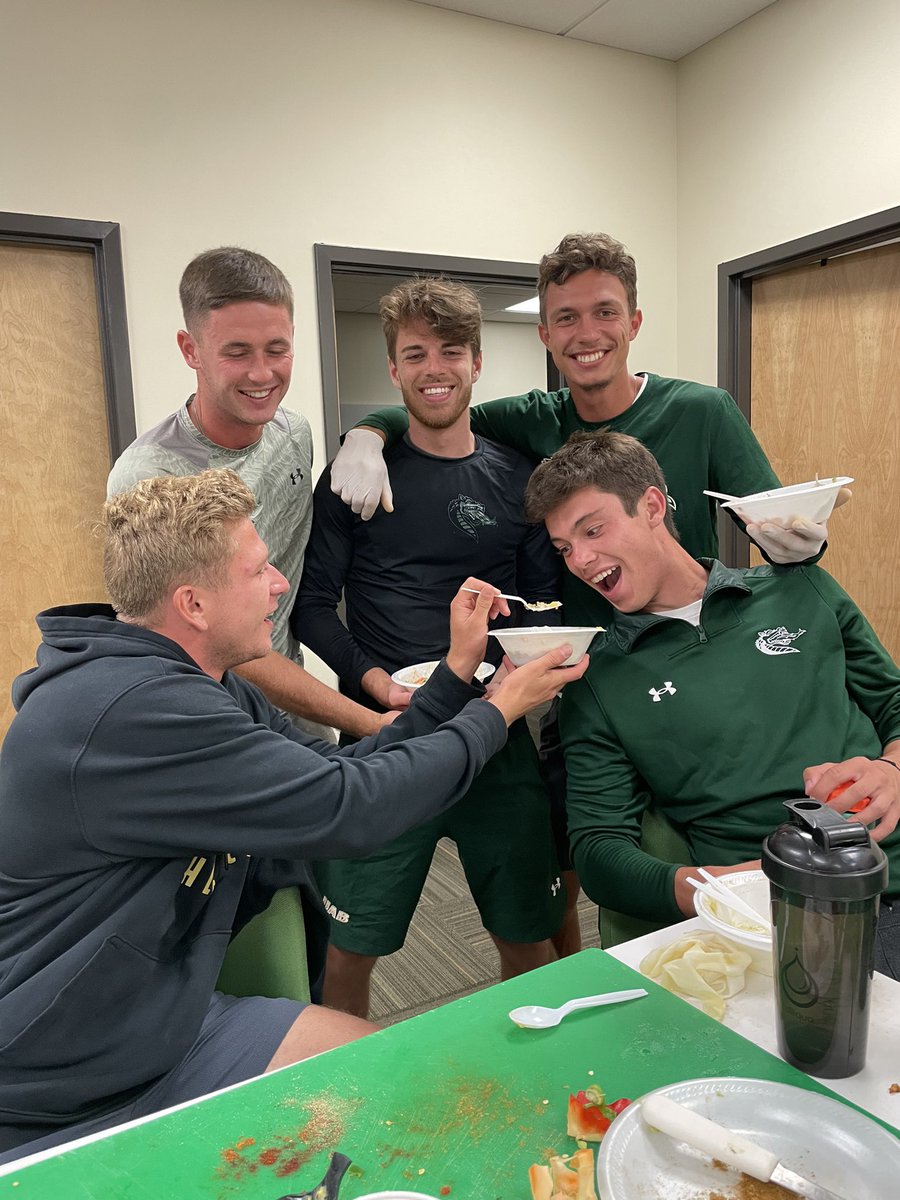 blazerfuel's tweet photo. Hey Twitter, we’re baaaaack… and we’ve been cooking!! 🥑🥙🍴We had such a fun time last week at our first ever student-athlete cooking class! S/o to @UABSAAC for being our co-hosts!! 

Fresh guac ✅
Burrito bowls ✅ 
Budget friendly ✅ 
#BlazersFUELED https://t.co/nFpLqWoEo7