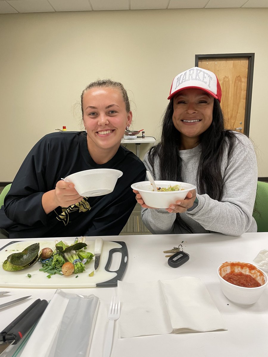 blazerfuel's tweet photo. Hey Twitter, we’re baaaaack… and we’ve been cooking!! 🥑🥙🍴We had such a fun time last week at our first ever student-athlete cooking class! S/o to @UABSAAC for being our co-hosts!! 

Fresh guac ✅
Burrito bowls ✅ 
Budget friendly ✅ 
#BlazersFUELED https://t.co/nFpLqWoEo7