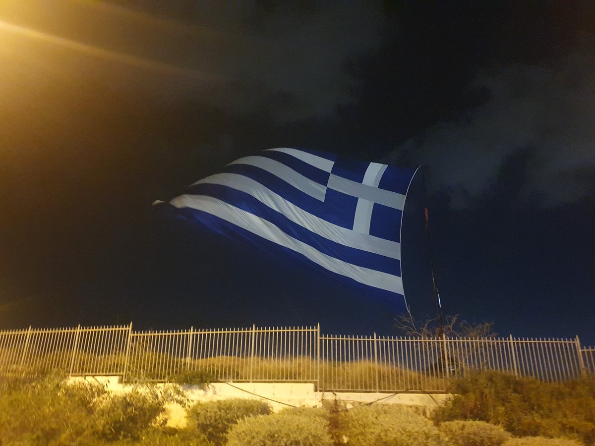 Η τεράστια ελληνική σημαία έξω από τα Δύο Αοράκια