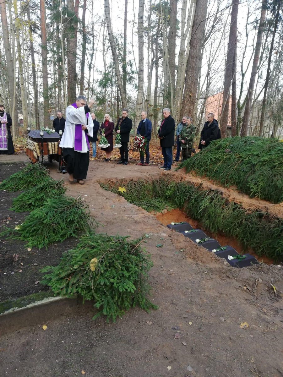 LegendaDiggers's tweet photo. This Soviet Army cemetery was officially reburied in 1977. In this place was left only the monument, which local municipality wanted to remove. In 2022 we checked the area around the monument and found out that there are still human remains. https://t.co/RsNRw1AJtM