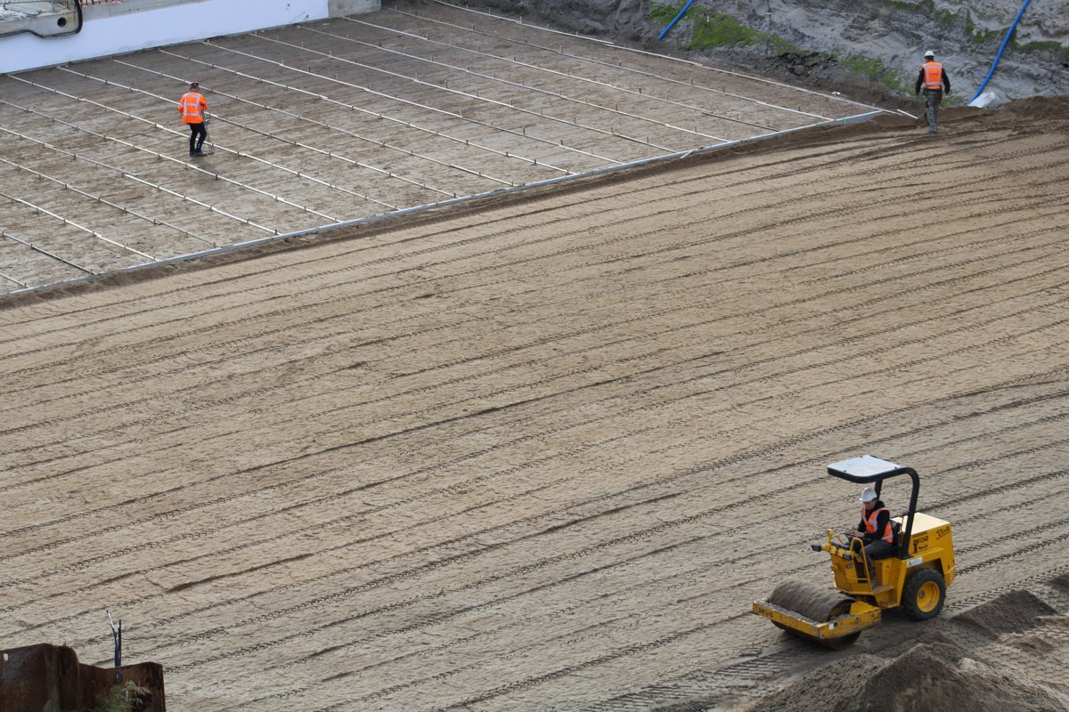 TunnelOsseveld's tweet image. 11-11-2022: De toerit aan de noordzijde wordt voorbereidt met het verdichten van het zand en het aanbrengen van een laag beton. #TunnelOsseveld #Apeldoorn