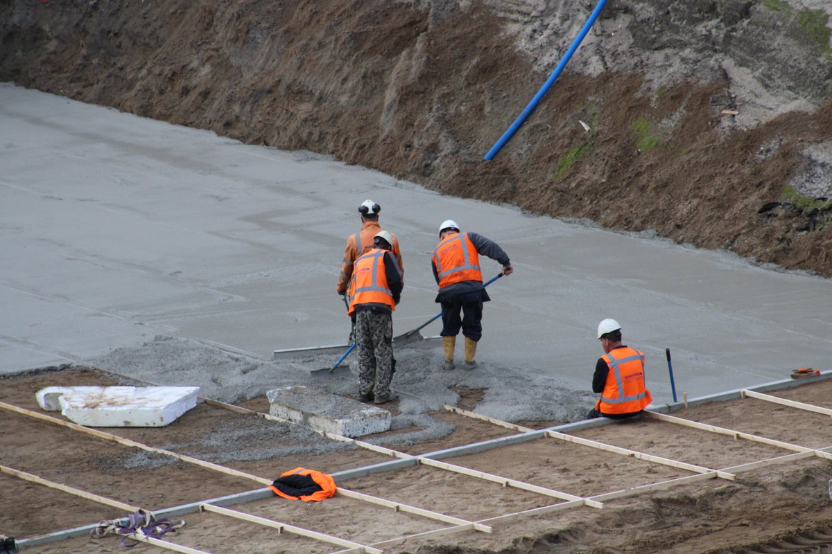 TunnelOsseveld's tweet image. 11-11-2022: De toerit aan de noordzijde wordt voorbereidt met het verdichten van het zand en het aanbrengen van een laag beton. #TunnelOsseveld #Apeldoorn