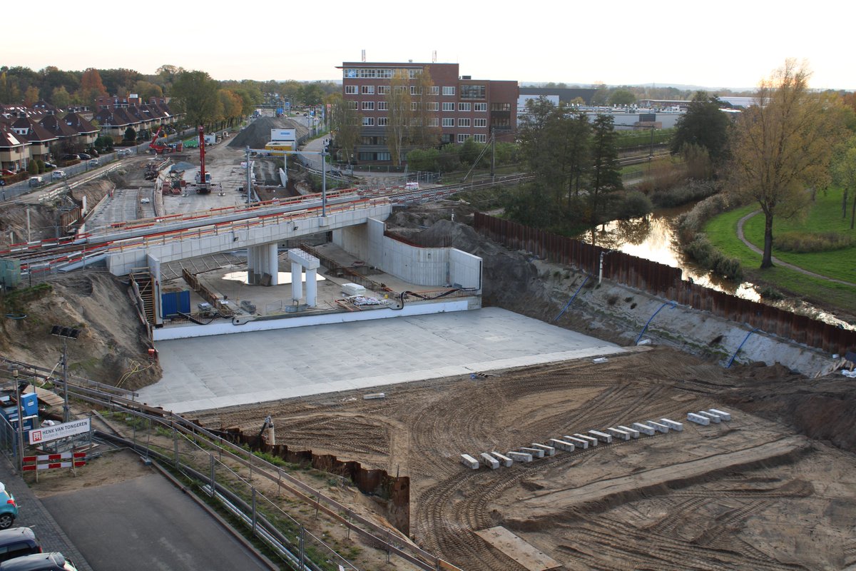 TunnelOsseveld's tweet image. 11-11-2022: De toerit aan de noordzijde wordt voorbereidt met het verdichten van het zand en het aanbrengen van een laag beton. #TunnelOsseveld #Apeldoorn