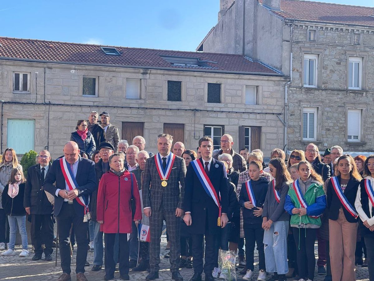 qbataillon's tweet photo. 🇫🇷 #11novembre 🇫🇷

« Ce n’est qu’avec le passé qu’on fait l’avenir » Anatole France 

Honoré d’avoir participé aux cérémonies organisées par les six communes de la 1ère circonscription de la #Loire au titre de la commémoration de l’Armistice du 11 novembre 1918. https://t.co/20SpMKtZmv