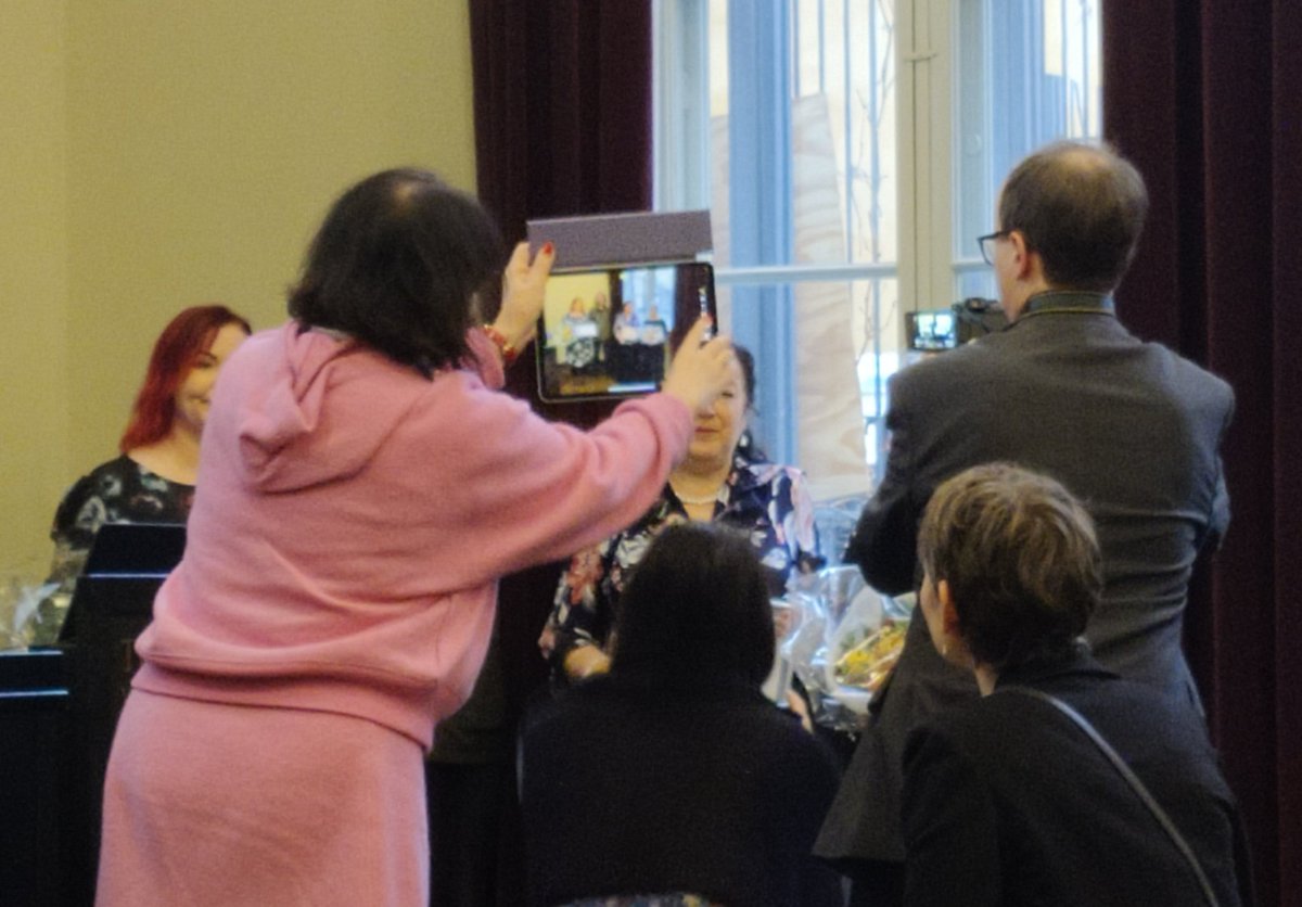 Onnittelut vuoden arkistoteosta palkituille! Kuvassa mediamyllytystä palkinnonjakotilaisuudessa.