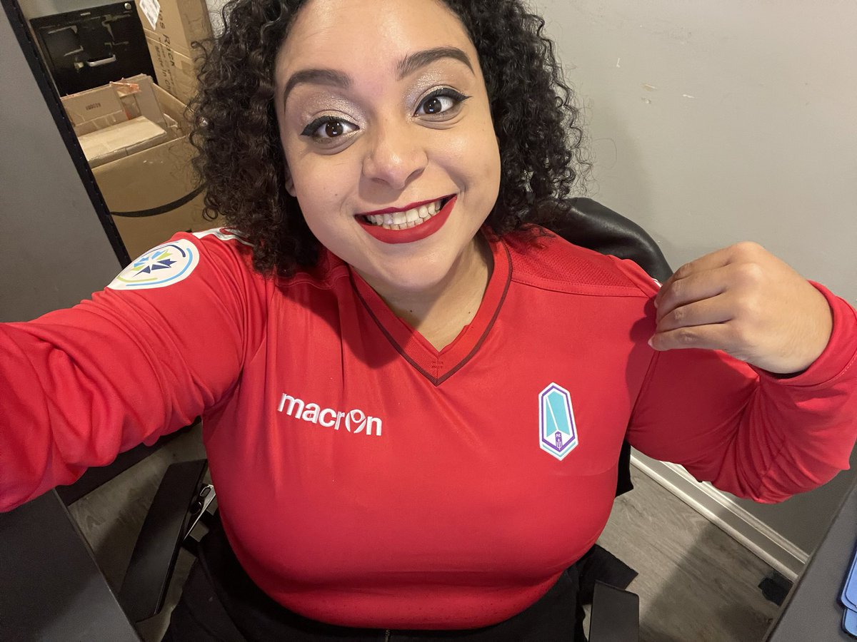 Happy #FittedFridays!!! Repping @Pacificfccpl with this keeper kit 💜
