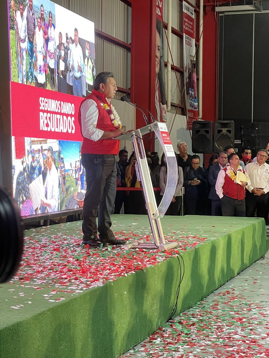 TolucaJuventud's tweet photo. La humildad y sencillez de un hombre que sabe reconocer y actuar ante las necesidades de su distrito. #Distrito2Toluca
Rinde informe de acciones firmes el Mtro. @braulioalvarezj  Enhorabuena! ¡Muchas Felicidades! 🎉  
#ContigoFirmeySolidario https://t.co/JaZNlsxYgf