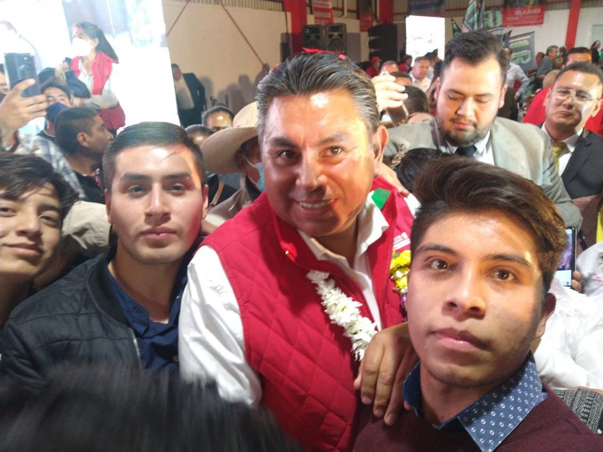TolucaJuventud's tweet photo. La humildad y sencillez de un hombre que sabe reconocer y actuar ante las necesidades de su distrito. #Distrito2Toluca
Rinde informe de acciones firmes el Mtro. @braulioalvarezj  Enhorabuena! ¡Muchas Felicidades! 🎉  
#ContigoFirmeySolidario https://t.co/JaZNlsxYgf