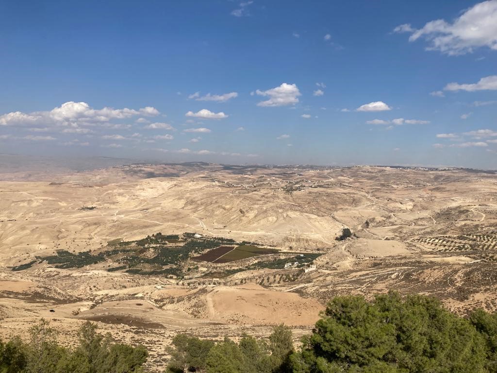 EVtoQatar's tweet photo. Dream team reunited, we were back on the road, and have reached Jordan. 

We were welcomed by hot  weather, ex-Wales player Peter Nicholas and MG Motor Jordan … what’s not to like? ☀🚗

Next, 150 miles to Wadi Rum  🛣

#electriccartoqatar @FAWales @IsraelTourism @MGMiddleEast https://t.co/DO0o33nw1I