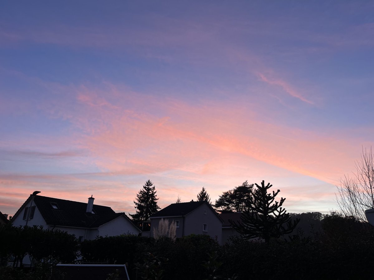 Gayatrirp's tweet photo. Sunset #munchenstein https://t.co/0G6jqV2Mub