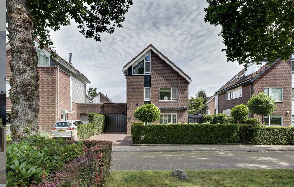 🏡 Nu in de verkoop, Veenpad 15.
Deze mooie half-vrijstaande HERENHUIS is alleen via de garage verbonden met de buren en beschikt over maar liefst 5 slaapkamers. 

Bovendien heeft het alles waar u het hele jaar door van kunt genieten, zoals een ZWEMBAD en SAUNA.