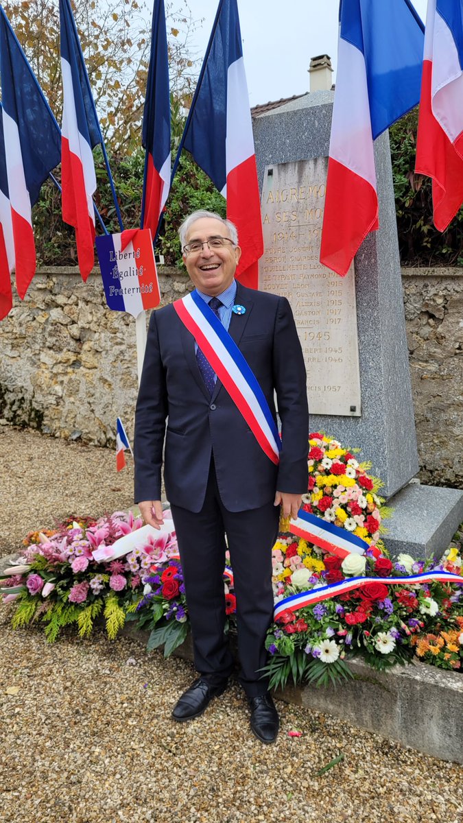 alloaigremont's tweet photo. Les enfants de @alloaigremont célèbrent ce matin la #11novembre avec le chant des partisans et la marseillaise. #souvenir avec les gerbes de @npouzyreff78 et de @alloaigremont @BenoudizSamy https://t.co/35rRYWAnBM