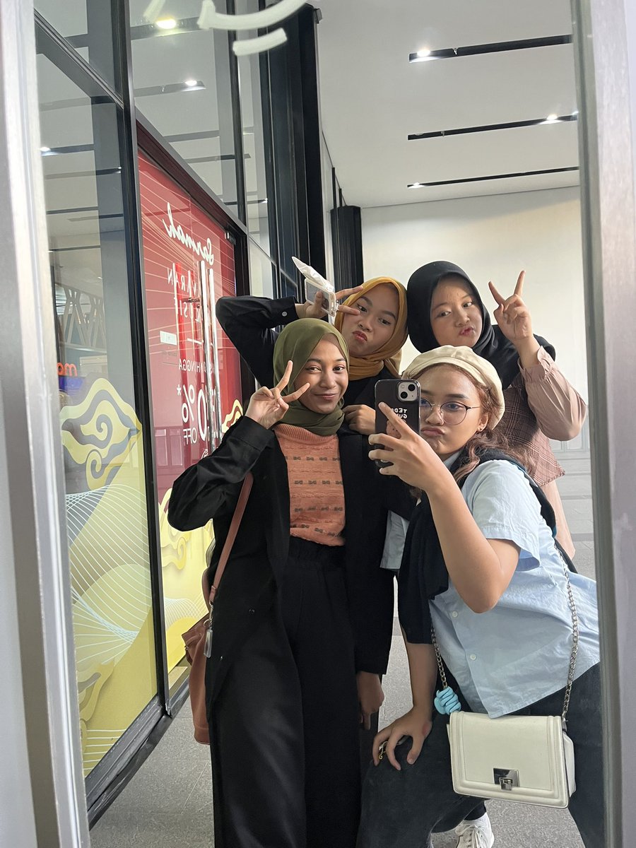 chanonlyfe's tweet photo. akhirnya meet yh 😎😇👍 @withjcmkyu @ricerpooow @juyysun__ 

#QandalionDay #aesthetiQday #DearMySangFrame https://t.co/MmgN1r3z9X