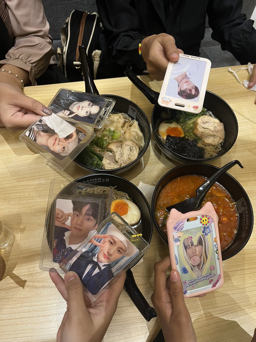 chanonlyfe's tweet photo. akhirnya meet yh 😎😇👍 @withjcmkyu @ricerpooow @juyysun__ 

#QandalionDay #aesthetiQday #DearMySangFrame https://t.co/MmgN1r3z9X