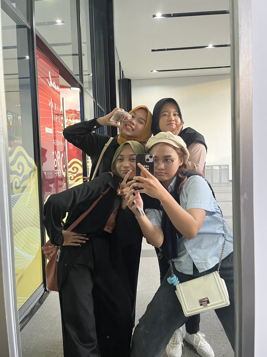 chanonlyfe's tweet photo. akhirnya meet yh 😎😇👍 @withjcmkyu @ricerpooow @juyysun__ 

#QandalionDay #aesthetiQday #DearMySangFrame https://t.co/MmgN1r3z9X