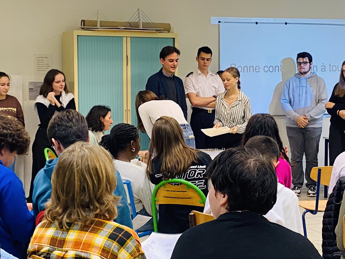 SteMarieGuilers's tweet photo. 🎓 Remise de diplômes ! 🎓

La soirée de remise des diplômes de #DNB a eu lieu ce jeudi au #collège.

Et, pour rappel, ce sont de très bons résultats pour cette promo : 100% de réussite !

Bravo aux élèves et aux enseignants pour l’accompagnement à cette réussite. https://t.co/KMj2iaUqcV