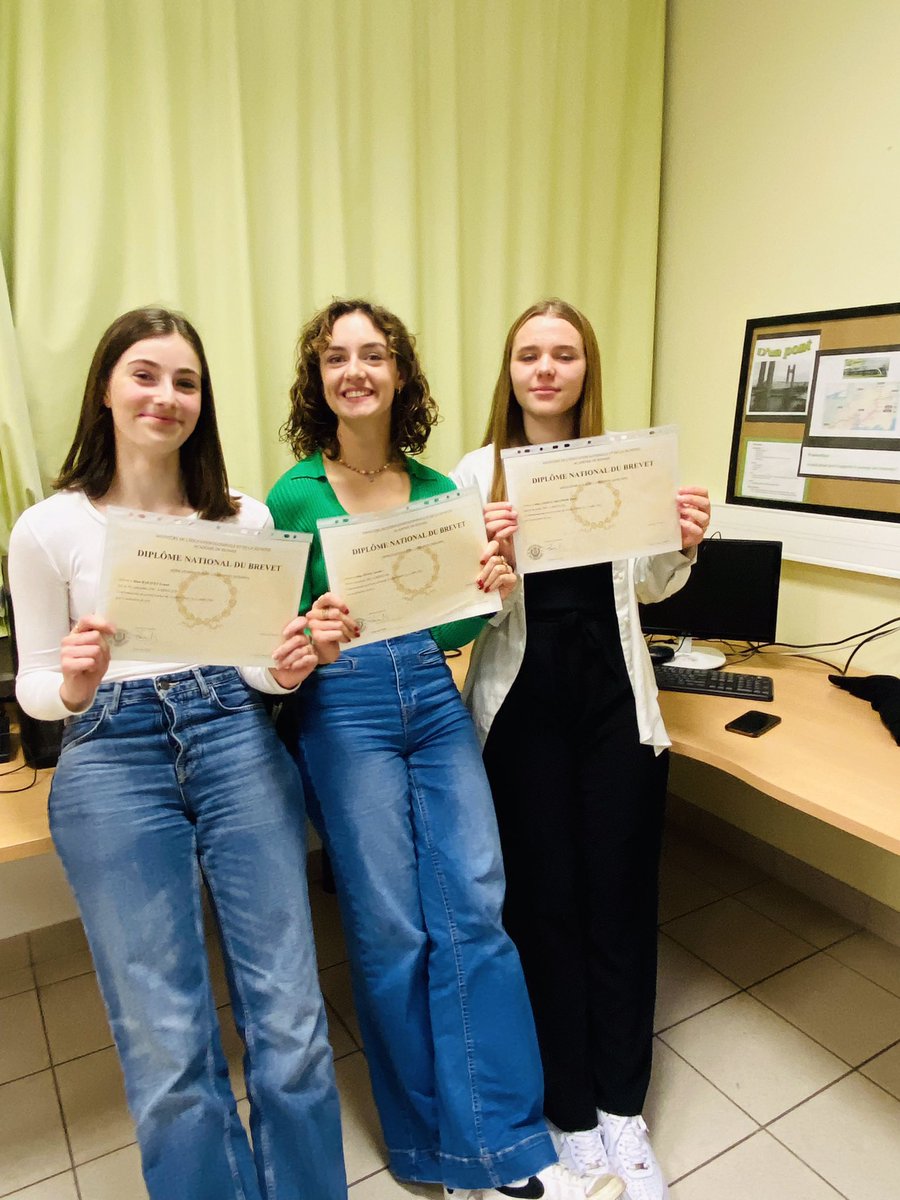 🎓 Remise de diplômes ! 🎓

La soirée de remise des diplômes de #DNB a eu lieu ce jeudi au #collège.

Et, pour rappel, ce sont de très bons résultats pour cette promo : 100% de réussite !

Bravo aux élèves et aux enseignants pour l’accompagnement à cette réussite.
