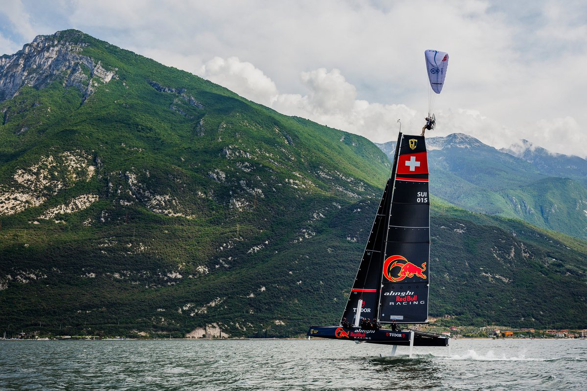 Think outside the box  🪂 🔀⛵️

#paramotor #foilingcatamaran #alinghiredbullracing #givesyouwings