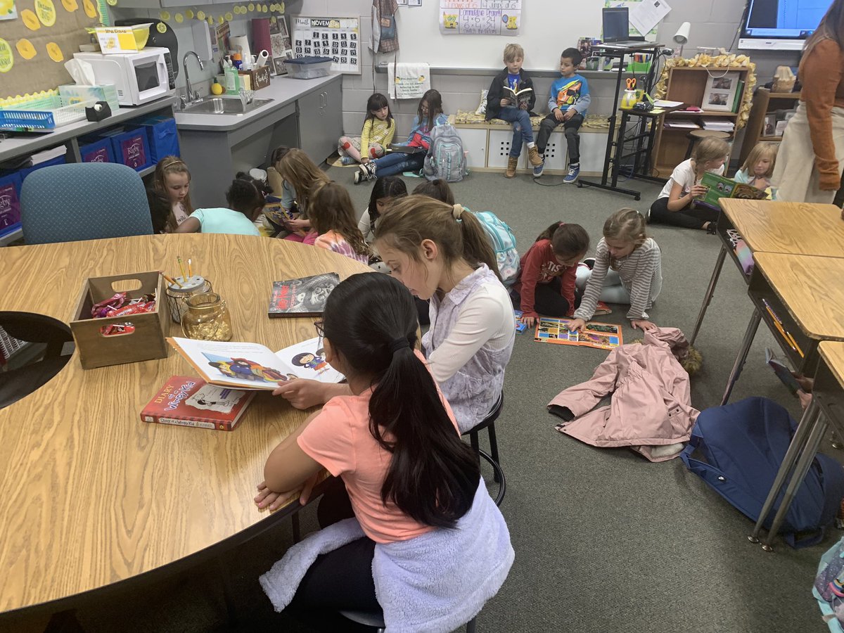 ApplebaumR7's tweet photo. Our first time going to our reading buddies’ classroom! @DavisClass14 They’re too cute!! 💕 #TMESEagles https://t.co/8RzXni5R7a