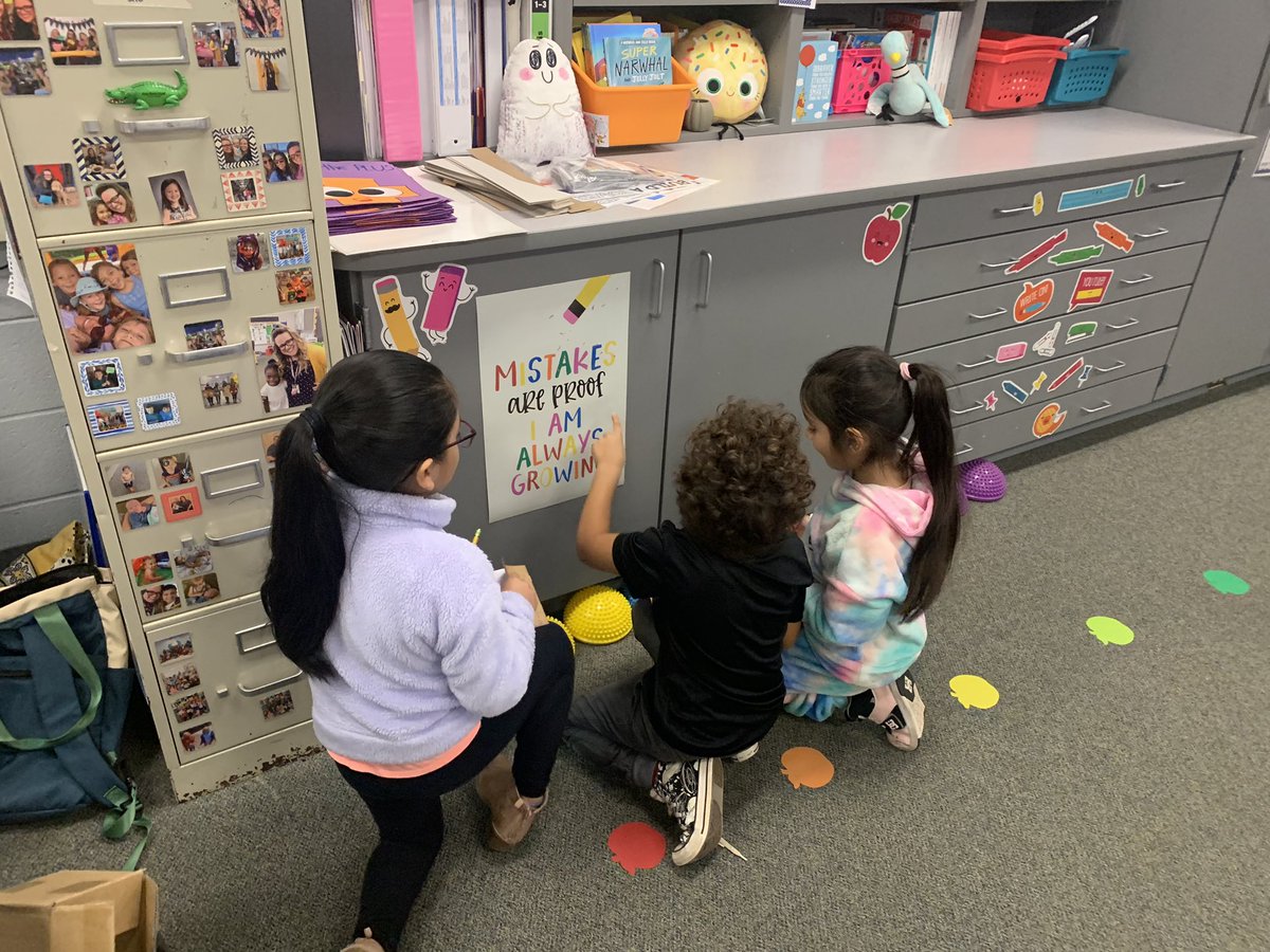 ApplebaumR7's tweet photo. The detectives are on the case!! The case of the silent e! #TMESEagles #funinfirst https://t.co/5IqHDp2gEj