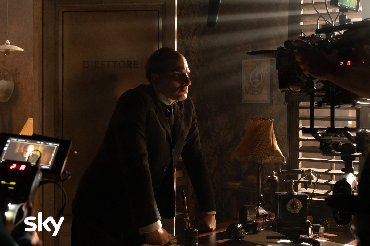 Le prime immagini ufficiali di #lucamarinelli in #M diretto da #joewright <a href="/SkyItalia/">Sky</a> <a href="/FremantleHQ/">Fremantle</a> <a href="/PatheFilms/">Pathé Films</a>
