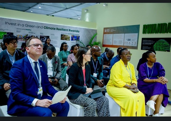 At #COP27 on Pathways to Decarbonizing the Built Environment, <a href="/GGGIAfrica/">GGGI_Africa</a> Regional Director &amp; moderator lead the panel discussion with key stakeholders on innovation &amp; collaboration across the #builtenvironment such as <a href="/greencitykigali/">Green City Kigali</a> &amp; #GreenBuilding Minimum Compliance System