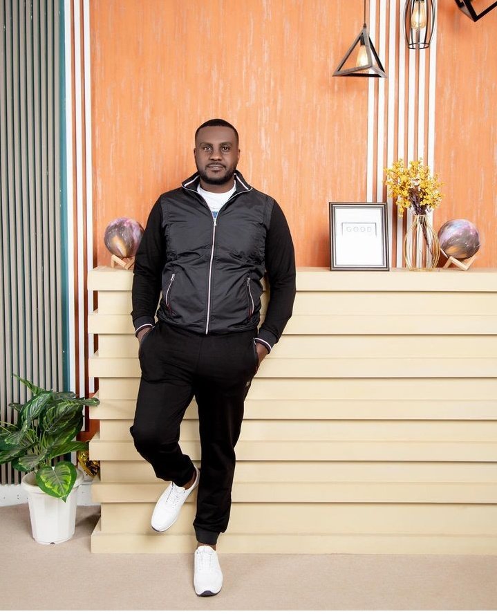 Simple yet elegant✨✨  
🔸 Tracksuit 7500ksh
🔸 Sneakers 500ksh
☎️Call or WhatsApp 
0716 057 611 : 0736 557 611
 📍Visit us we are located Along Biashara street Yala Towers First floor Shop no.101
🚚We deliver country wide vie parcel.