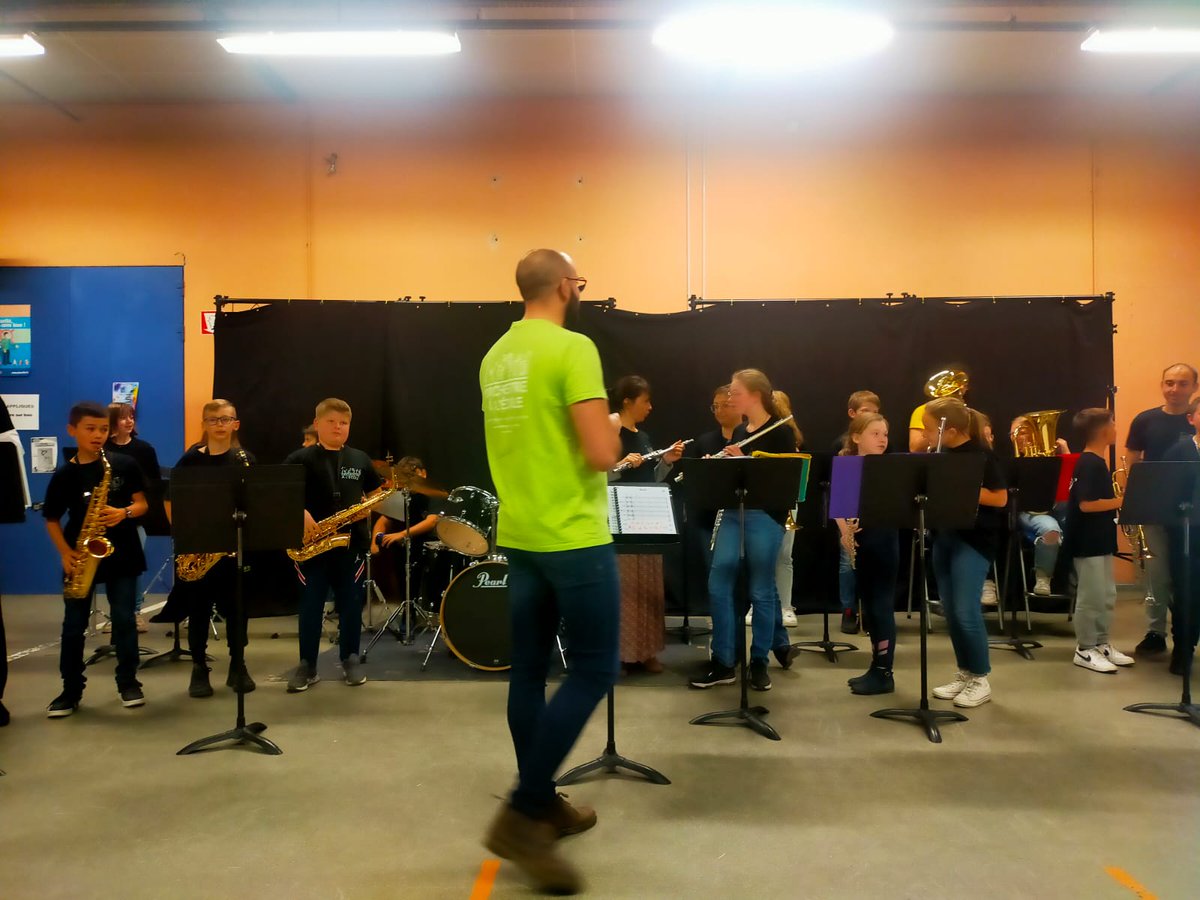 CManessier's tweet photo. Belle cérémonie de remise des instruments aux nouveaux élèves de l'orchestre du collège @CManessier, en présence de M. le #DASEN80, de Madame @CaronDecroix et de nombreux parents d'élèves.🎶

Bienvenue aux 20 nouveaux élèves ! 

@Orchestreecole 
@Somme_fr 
@CreateJoy_ https://t.co/VjkWYeI4MX