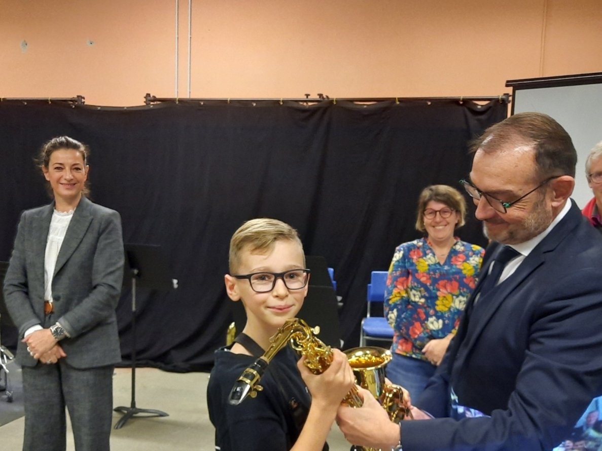 CManessier's tweet photo. Belle cérémonie de remise des instruments aux nouveaux élèves de l'orchestre du collège @CManessier, en présence de M. le #DASEN80, de Madame @CaronDecroix et de nombreux parents d'élèves.🎶

Bienvenue aux 20 nouveaux élèves ! 

@Orchestreecole 
@Somme_fr 
@CreateJoy_ https://t.co/VjkWYeI4MX