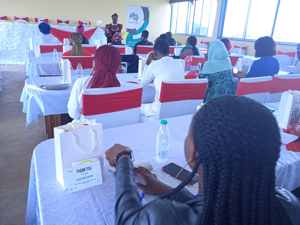 DefyhatenowWCA's tweet photo. The social media hate speech mitigation Field Guide; A tool for #PeaceBuilding
During these 2days workshop in Bamenda, we shall be sharing ideas on how our #FieldGuideCameroon resource kit can be helpful in conflict mitigation both on/offline for a #HateFreeCameroon.
#Act4Peace https://t.co/iin4Ummxvk